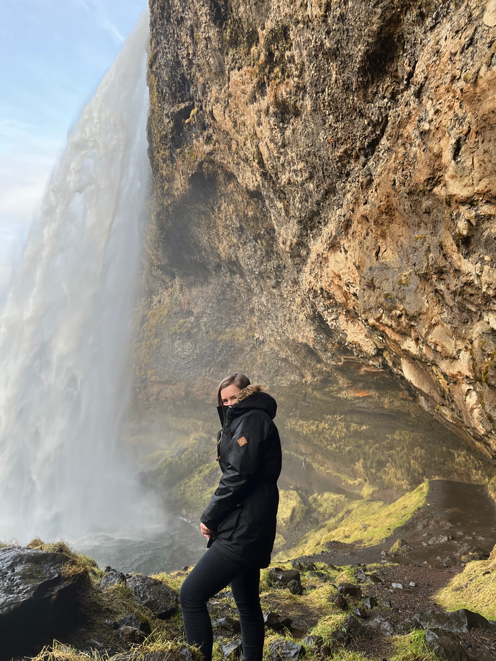 Veronika za vodopádom Seljalandsfoss
